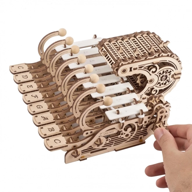 Ugears fából készült mechanikus hangszer modell Celesta