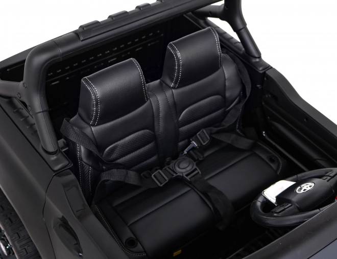 Toyota Hilux akkumulátor gyerekeknek fekete + 4x4 hajtás + távirányító + 2 csomagtartó + MP3 rádió + LED dióda