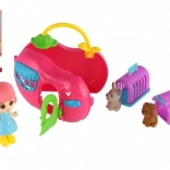 Baba hordozható házikóval és kisállatokkal