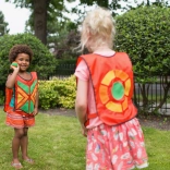 Szabadtéri játék: labdák elkapása tépőzáras mellénnyel