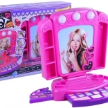 Rózsaszín gyerek pipereasztal kozmetikumokkal és fényekkel