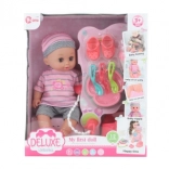 YARA Az első babám – hangokat adó, pisilős baba, 28 cm, kiegészítőkkel