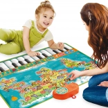 Zenélő szőnyeg térképpel