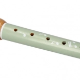 Fából készült furulya róka motívummal