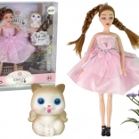 Emily baba copfokkal, kiscicával és virágokkal