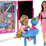 Tanárnő diákjával, iskolai készlet táblával és földgömbbel