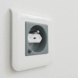 Fehér elektromos aljzat védelem