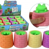 Zöld béka stresszoldó játék hordóból ugrik ki