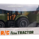 Zöld távirányítós traktor pótkocsival