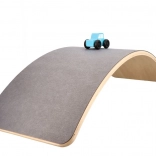 Egyensúlyozó deszka filccel, kisautóval és úttal