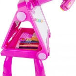 Rózsaszínű tábla projektorral rajzoláshoz és festéshez