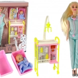 Orvosi baba hosszú hajjal és kiegészítőkkel