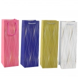 Csillogó hullámokkal díszített ajándéktáska palackhoz