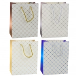 Papírdobozos ajándéktáska fényes szívekkel 23 x 18 x 10,5 cm