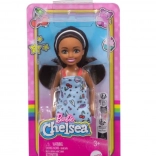 BARBIE Chelsea baba – kék ruha színes mintával