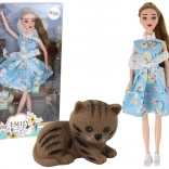 Emily tavaszi baba hosszú hajjal, kék ruhában és kiscicával