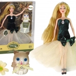 Emily baba hosszú hajjal, kiscicával és virágdísszel