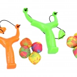 Csúzli vízbombákkal