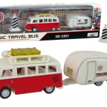 Busz piros karavánnal