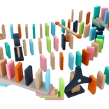 Színes fa dominó – ügyességi és logikai építőjáték gyerekeknek