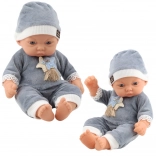 Bébi baba szürke pizsamában és sapkában