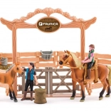 FAUNICA lovasiskola lovakkal és lovasokkal