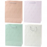 Elegáns ajándéktáska dombornyomott szívekkel 23 x 18 x 10,5 cm