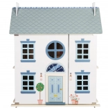 Fából készült babaház kerttel és tartozékokkal