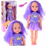 Baba lila hajjal, lila ruhában és hajkefével